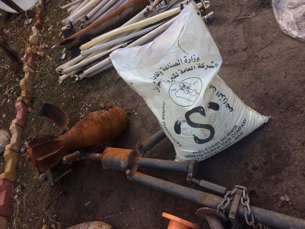 به‌ وێنه‌.. له‌ كارگه‌يه‌كى درووستكردنى چه‌كى داعشدا قوتوى بيره‌ و وێسكى دۆزرايه‌وه‌